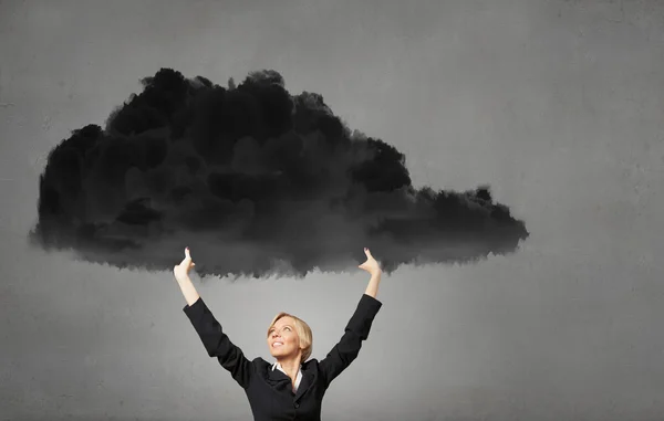 Frau hält Wolke — Stockfoto