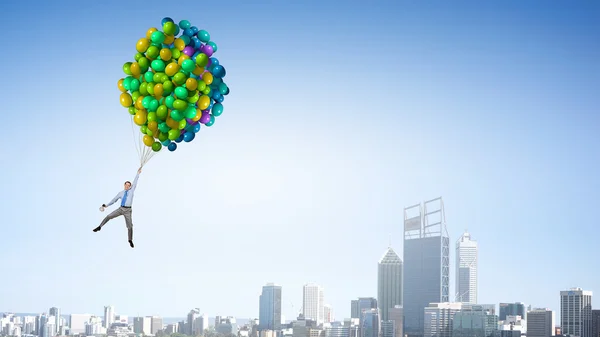 Hombre volando en el cielo — Foto de Stock