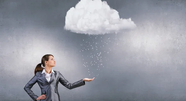 Frau hält Wolke — Stockfoto