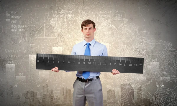 Muž s měřítkem — Stock fotografie
