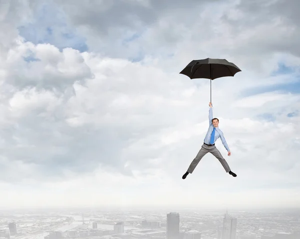 Homme voler sur parapluie — Photo