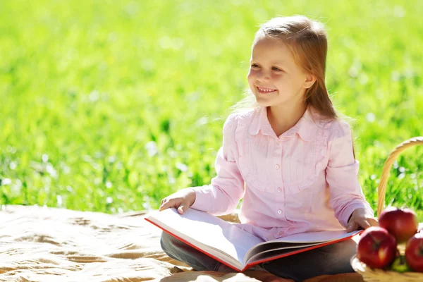 Girl in park — Stock Photo, Image