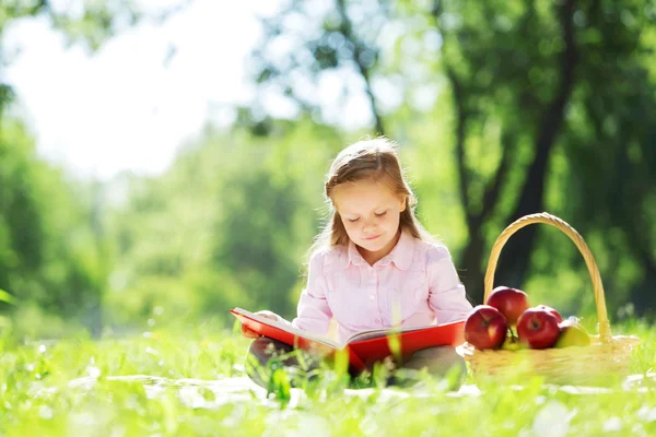 Fille dans le parc — Photo