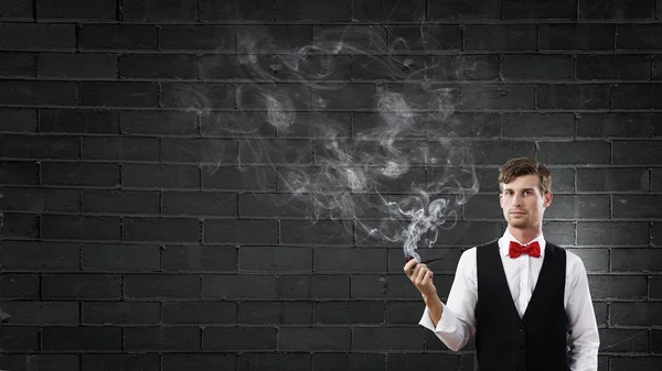 Üzletember és a füst cső — Stock Fotó
