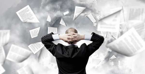 Бизнесмен и летающая головоломка
