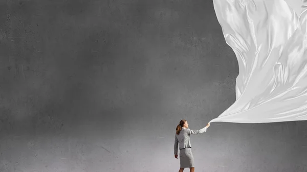 Ділова жінка тягне тканинний банер — стокове фото
