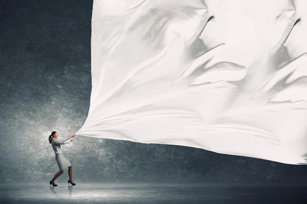 Деловая женщина тянет тканевое знамя — стоковое фото