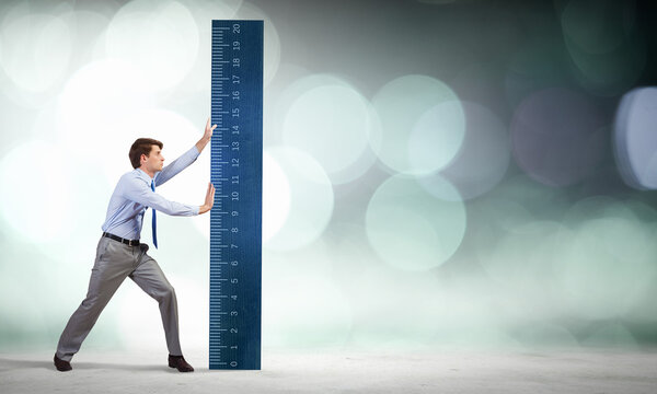 Человек с весами
