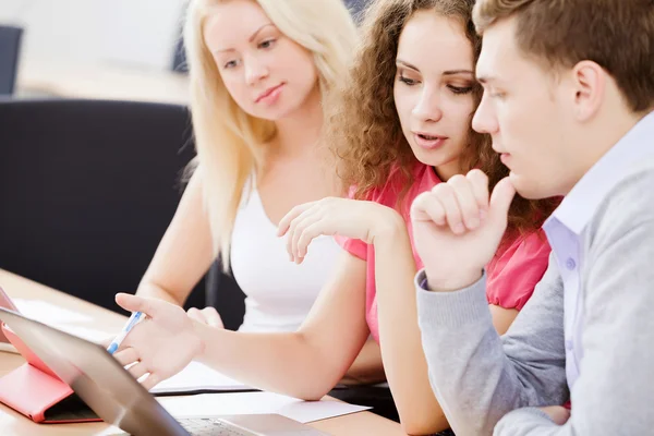 Estudiantes en clase — Foto de Stock