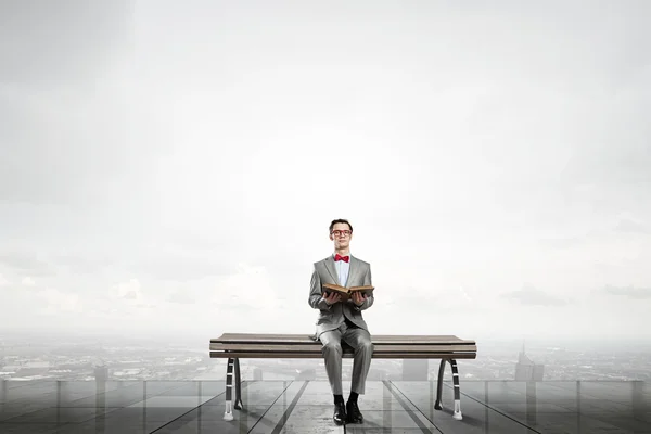 Nerd met boek — Stockfoto