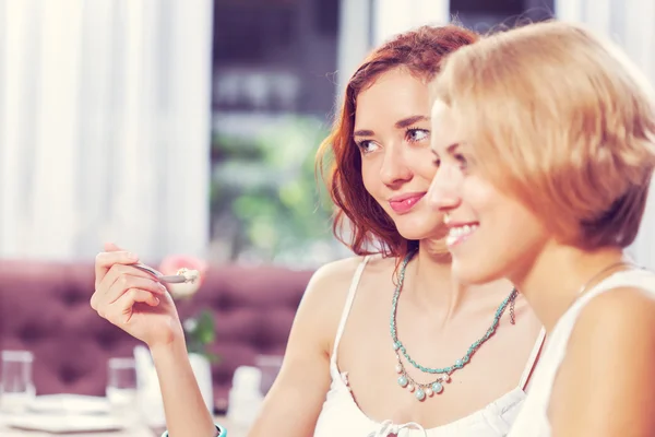Friend chat at cafe — Stock Photo, Image
