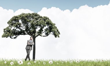 Adam ve yeşil ağaç