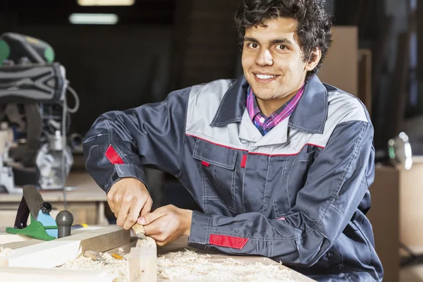 Carpinteiro no trabalho — Fotografia de Stock