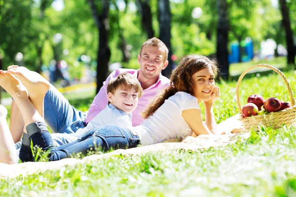 Picknick in tuin — Stockfoto