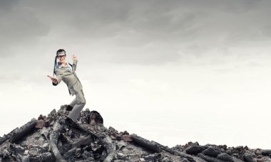 Kafasına kravat ile