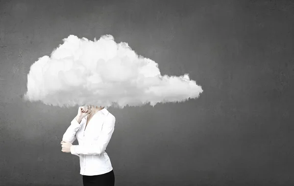 Mujer con cabeza de nube — Foto de Stock