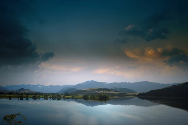 Majestátní horské jezero — Stock fotografie