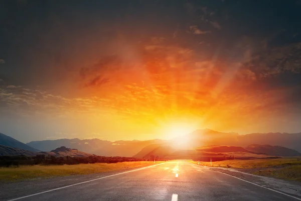 Puesta de sol sobre carretera — Foto de Stock