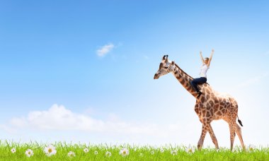 Kadın binmek zürafa