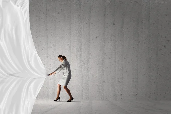 Businesswoman tirer bannière en tissu — Photo