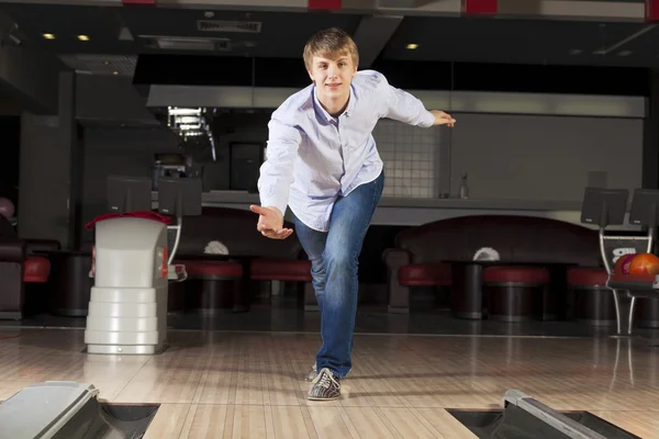 Chico jugando bolos — Foto de Stock