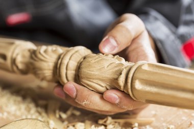 iş yerinde bir marangoz