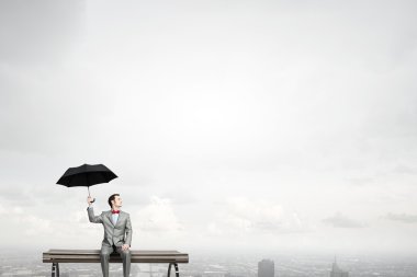 şemsiye ile işadamı