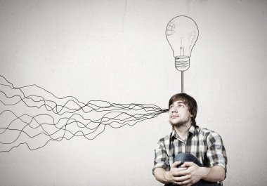 genç adam bir fikri vardır.