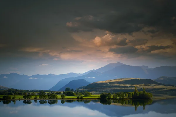 Lago di montagna maestoso — Foto Stock