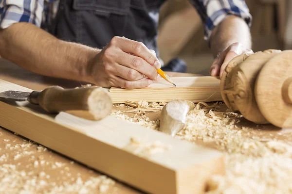 Tischler bei der Arbeit — Stockfoto