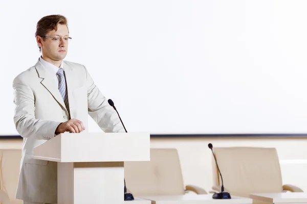 Redner auf der Bühne — Stockfoto