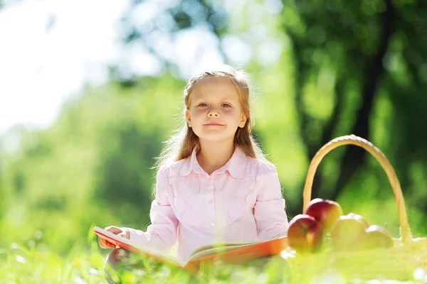 Flicka i parken — Stockfoto