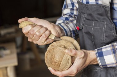 iş yerinde bir marangoz