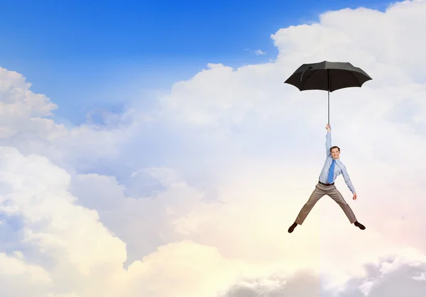 Homme voler sur parapluie — Photo