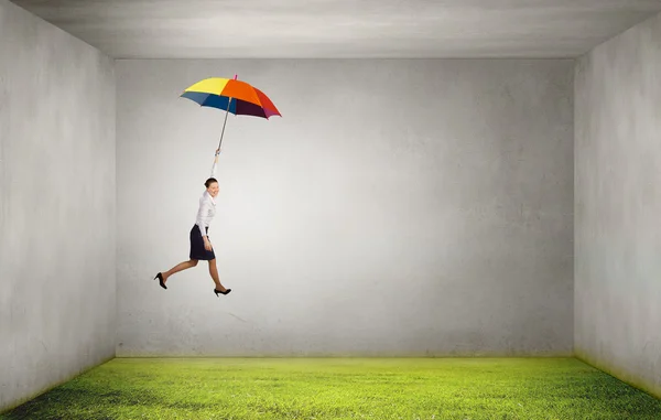 Frau fliegt auf Regenschirm — Stockfoto