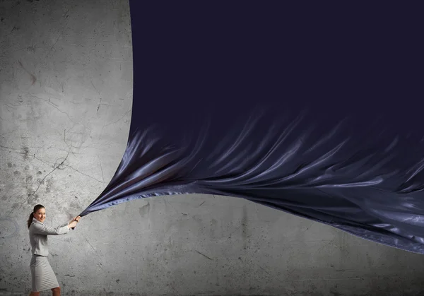 Ділова жінка тягне тканинний банер — стокове фото