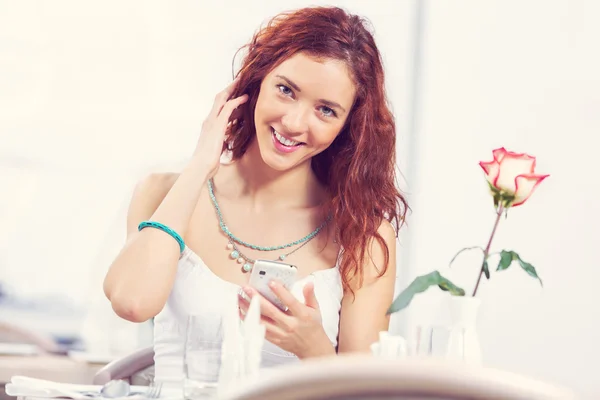 Textilen massage på café — Stockfoto