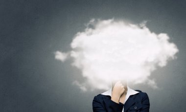 Kadın bulut kafa ile