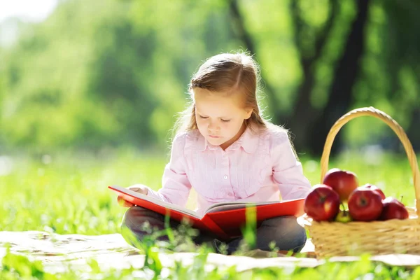 Meisje in het park — Stockfoto