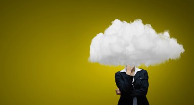 Kadın bulut kafa ile