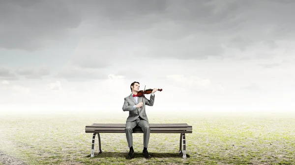 Uomo d'affari suonare il violino — Foto Stock