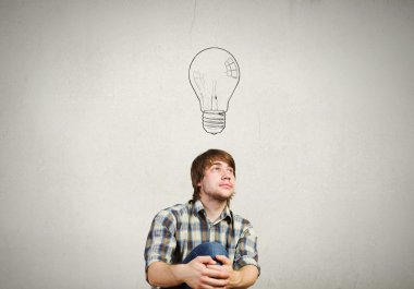 genç adam bir fikri vardır.