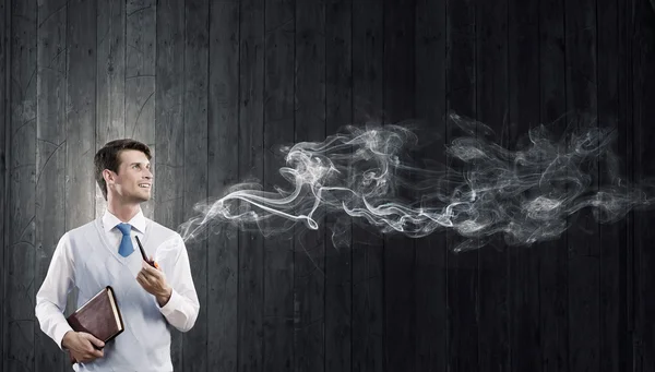 Uomo d'affari e fumo di pipa — Foto Stock