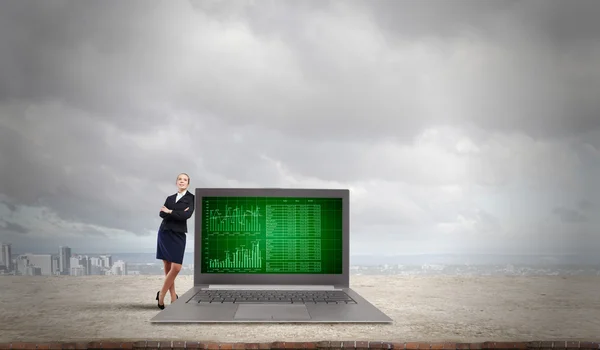 Frau mit Laptop — Stockfoto