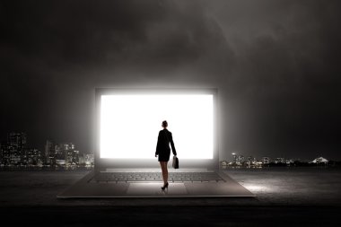 Büyük laptop duran kadın