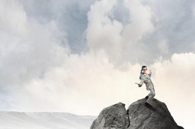 Kafasına kravat ile