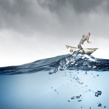 Kafasına kravat ile