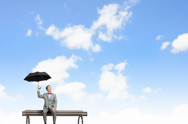 Geschäftsmann mit Regenschirm — Stockfoto