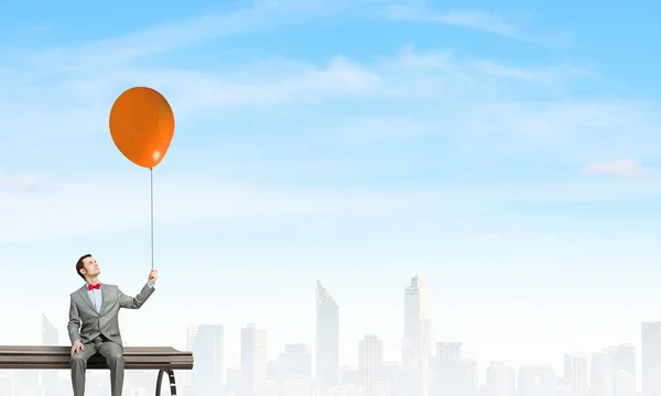 Geschäftsmann mit Luftballon — Stockfoto