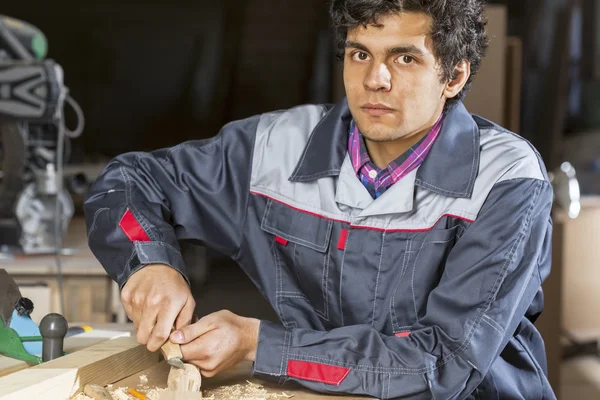 Carpintero en el trabajo — Foto de Stock